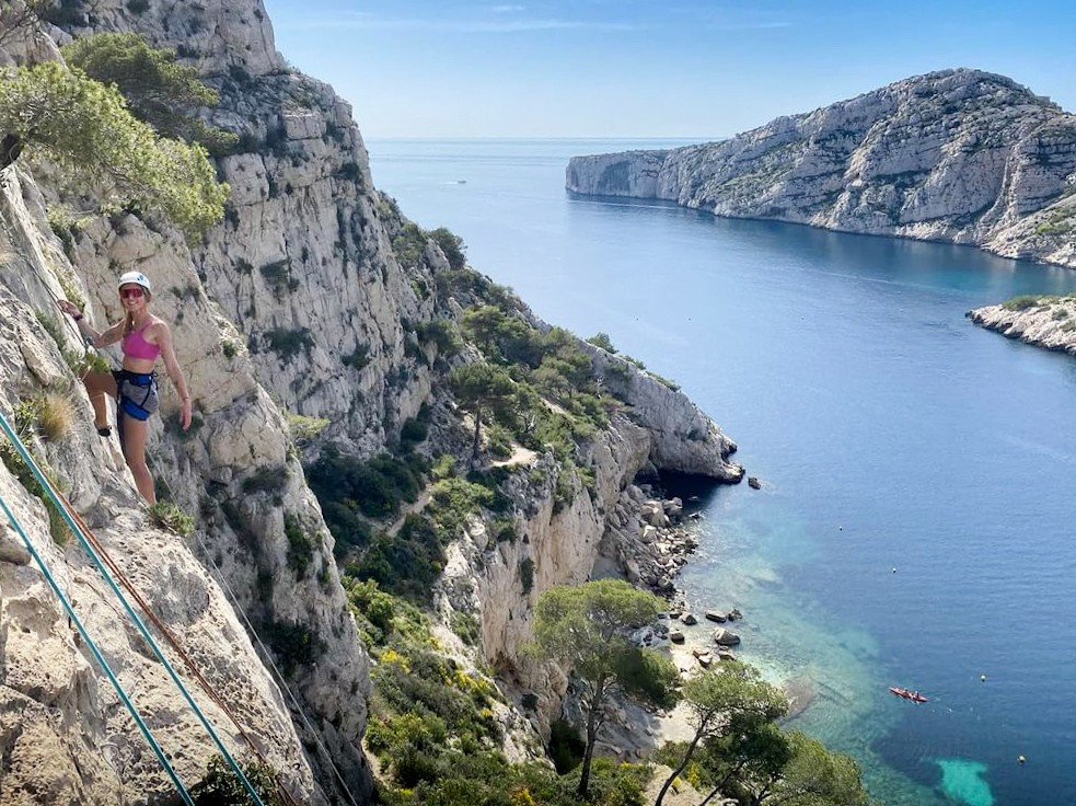 Sortie initiation escalade avec un guide au sein du parc national des Calanques de Marseille