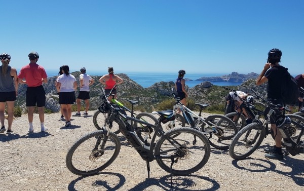 Point de vue sur les calanques en VTT electrique