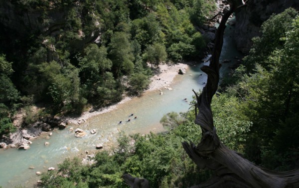 nage en eau vive et activité canyoning dans le plus grand canyon d'Europe