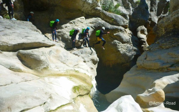 Saut dans le canyon du Riolan