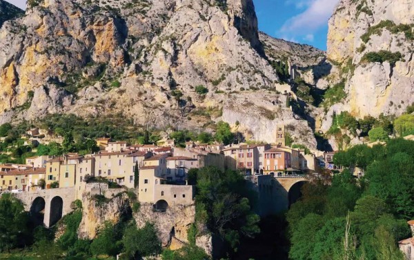 Découverte du village de Moustiers Sainte-Marie dans le Verdon
