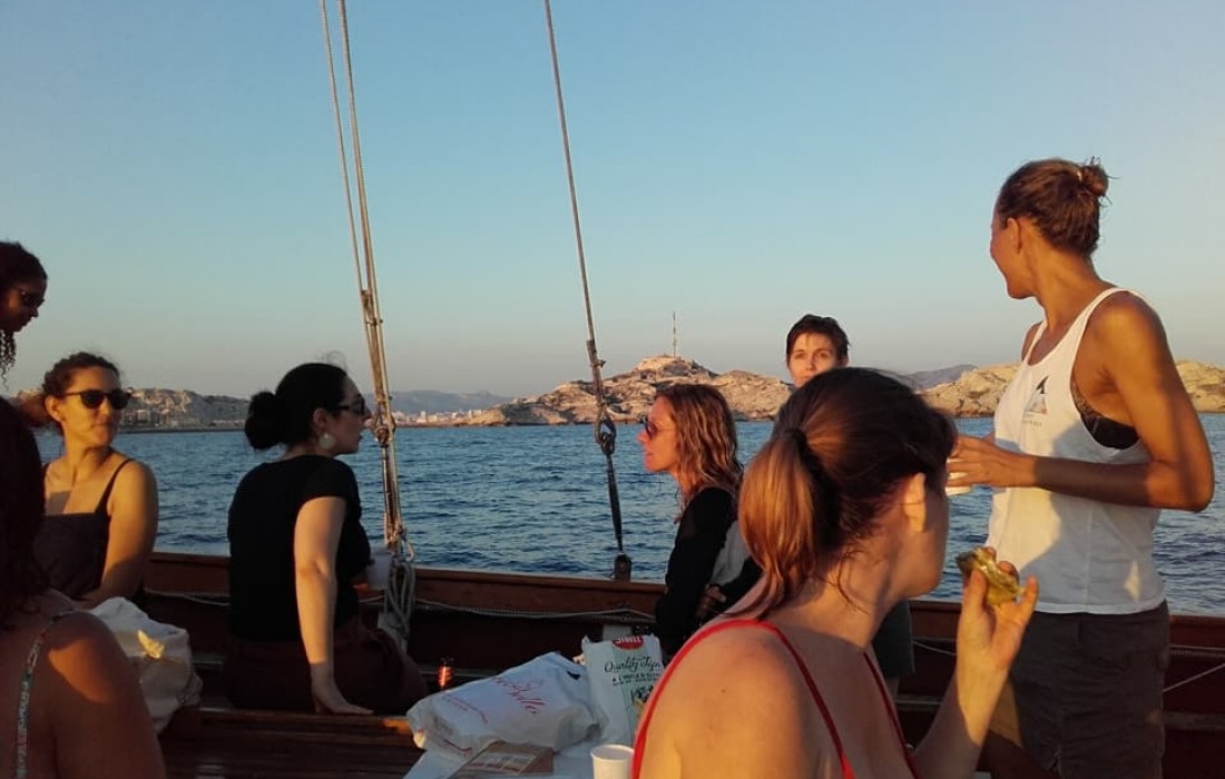 Coucher de soleil dans les calanques à bord d'un bateau authentique à ...