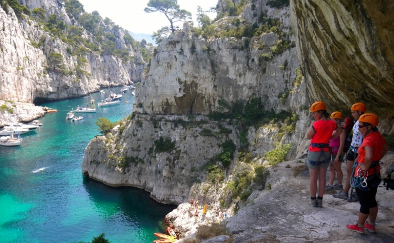 randonnée en groupe sur les falaises d'En Vau