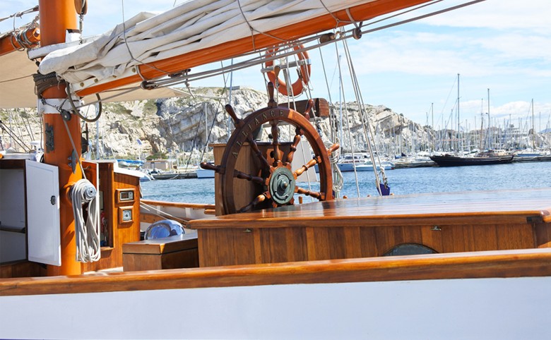 Rent a wood boat around Marseille