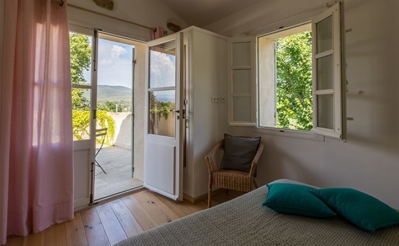 Double bedroom with patio in winyard in Var