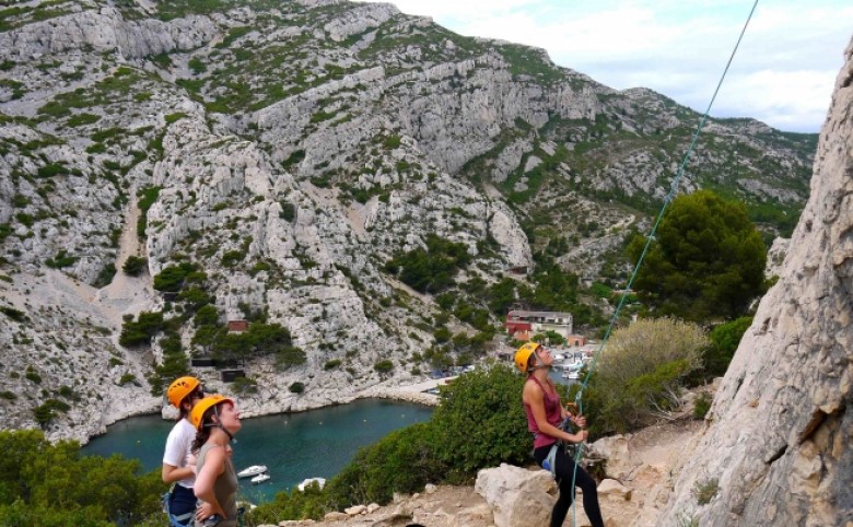 Sortie escalade enfants dans les calanques de Marseille et Cassis