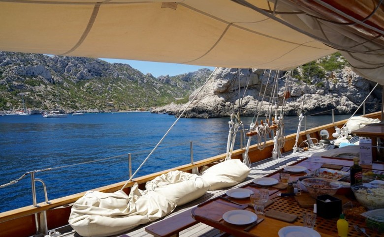 boat trip and food in the creeks around Marseille