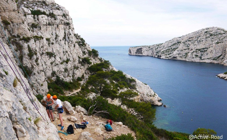 stage d'initiation à l'escalade dans la calanque de Morgiou