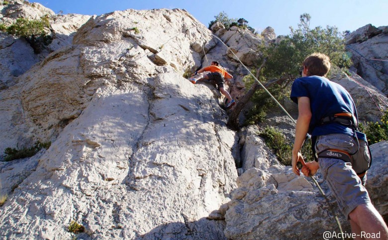 apprendre à grimper dans les calanques, enfants et adultes