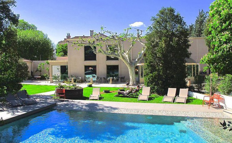 stays in marseille close to the creeks and beach