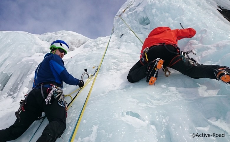 Cascade de glace avec un guide de haute montagne