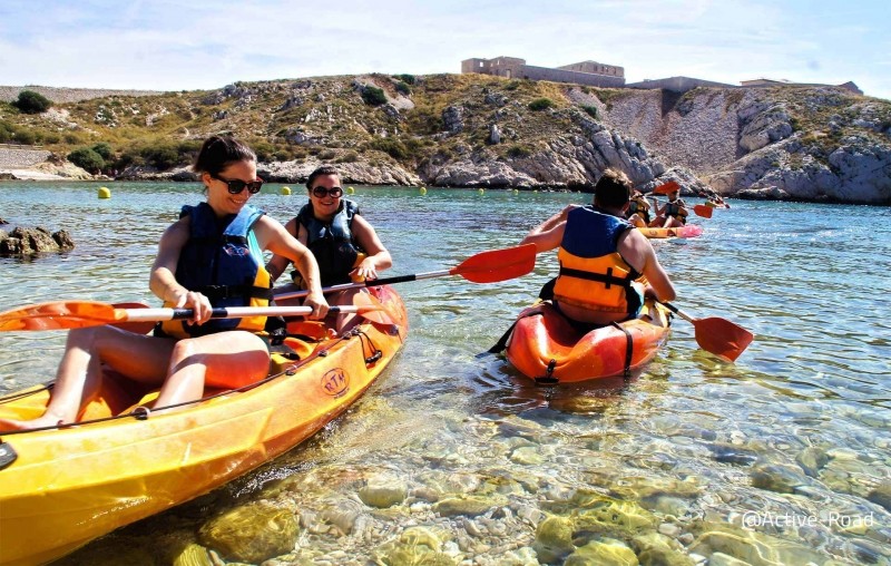 Unusual excursion in kayak in the most beautiful scenery of Marseille